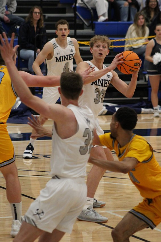 Mines junior forward Kai Barr (32) looks to pass it to teammate Adam Thistlewood (31) during the Jan. 27 home game against Fort Lewis.